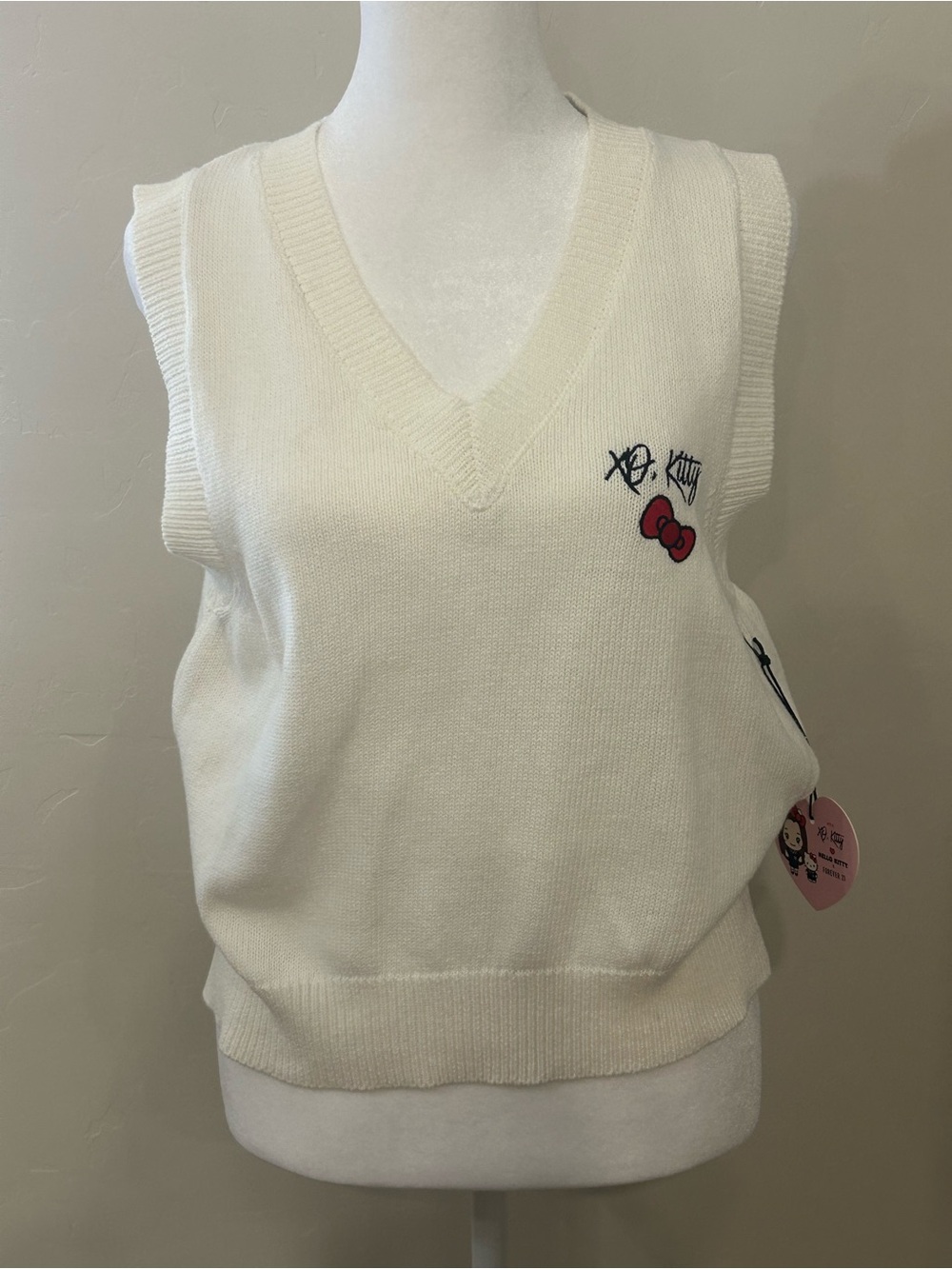 XO, Kitty Netflix Hello Kitty X Forever 21 White Sweater Vest Size M NWT